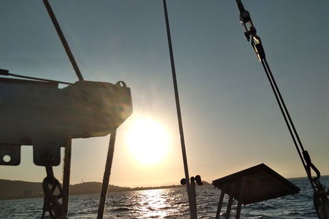 Townsville Small Group Early Morning Sailing Cruise Boat Tour Charter Hire - Pubs Sydney 5